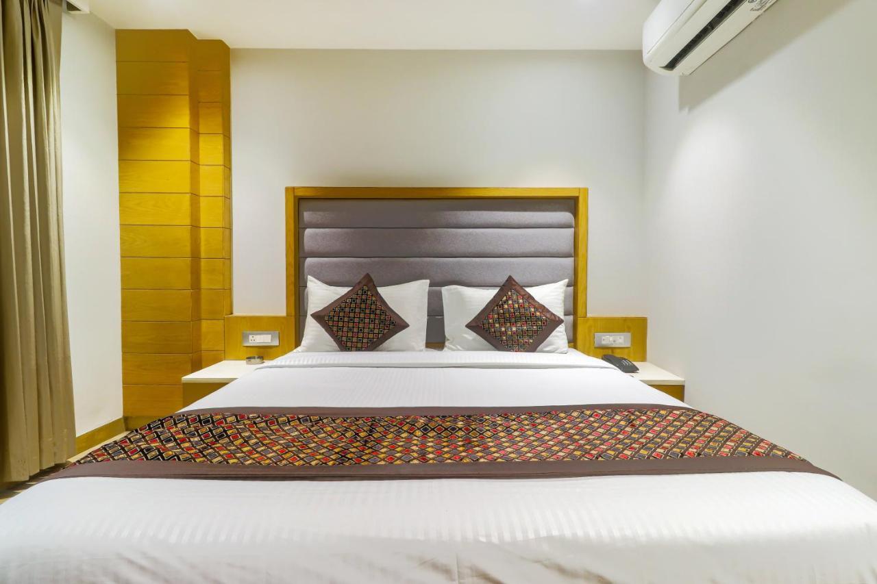 Hotel Bricks, Karol Bagh, New Delhi Exteriör bild